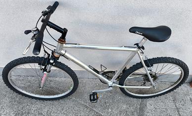 Mountain Bike in alluminio lucido spazzolato