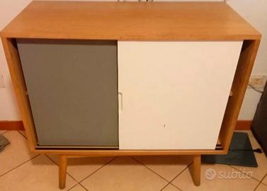 Mobile moderno in legno con ante scorrevoli – usat