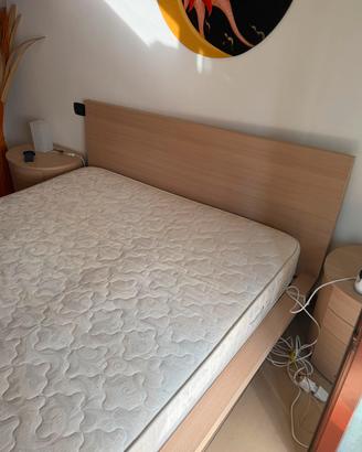 letto matrimoniale e divano 