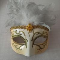 Maschera veneziana bianco e oro con piume 
