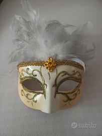 Maschera veneziana bianco e oro con piume 