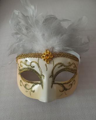 Maschera veneziana bianco e oro con piume 