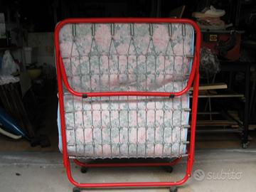 Lettino di fortuna da campeggio