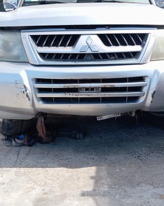 Paraurti anteriore MITSUBISHI PAJERO GLS anno 2005