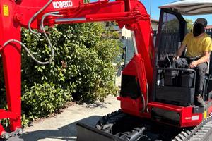 E261 - ESCAVATORE KOBELCO 30 Q SK30