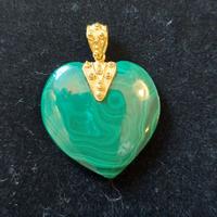 ciondolo a  cuore in malachite e oro giallo