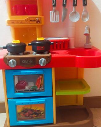 Cucina giocattolo con accessori 