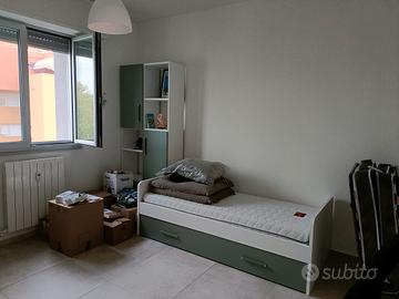 Letto estraibile, scrivania e libreria