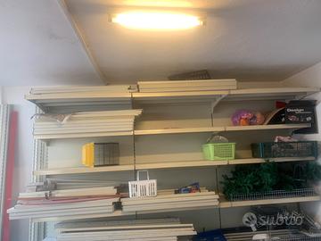 - Scaffalatura per negozio o garage