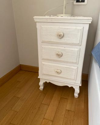 Coppia di comodini shabby chic