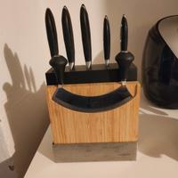 ceppo di coltelli e mezzaluna 