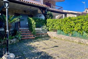 VILLA A SCHIERA A SANTA MARINA