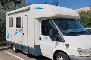 Camper semintegrale Rimor ideale per coppia