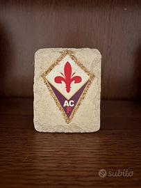 Stemma ACF Fiorentina in pietra