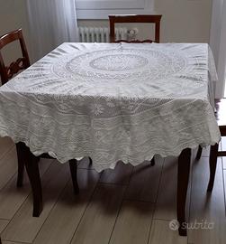 Tovaglia rotonda lavorata a mano