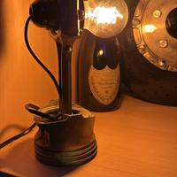 Lampada con pistone motore
