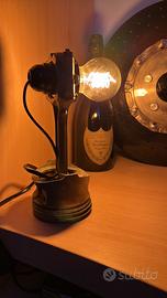 Lampada con pistone motore