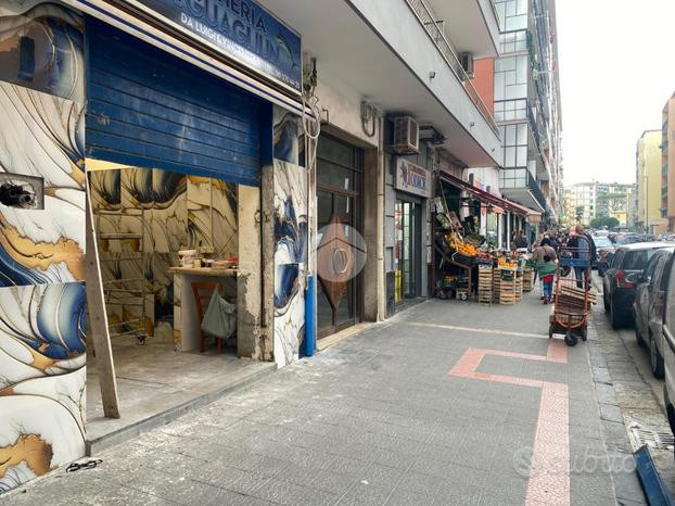 NEGOZIO A NAPOLI