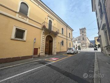 Appartamento di 270 m² con più di 5 locali e box a