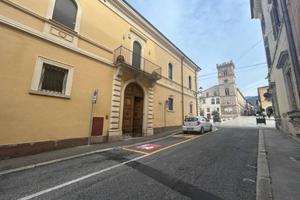 Appartamento di 270 m² con più di 5 locali e box a