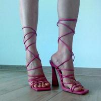 Scarpe con tacchi e lacci
