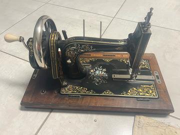 Macchina antica da cucire