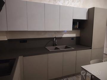 Cucina completa di elettrodomestici