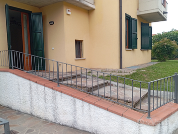 Villetta a schiera di testa con giardino