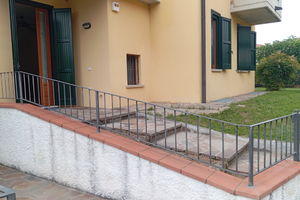 Villetta a schiera di testa con giardino