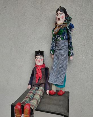 coppia di marionette pupazzi vintage in legno