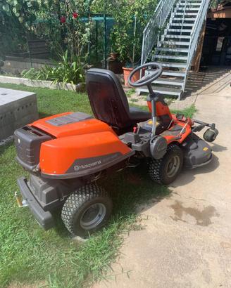 Trattorino tagliaerba Husqvarna R15T AWD