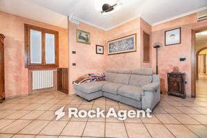 Casa indipendente di 185 m² con più di 5 locali a 