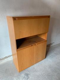 Armadio in legno chiaro misura 138x96x43 cm