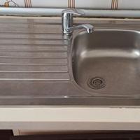 Lavapiatti per cucina con miscelatore