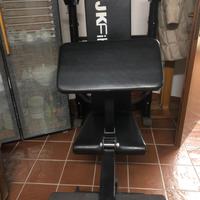 Panca con pesi e bilancere