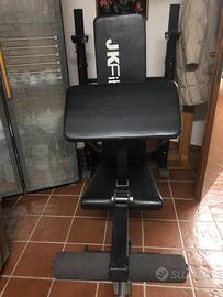 Panca con pesi e bilancere