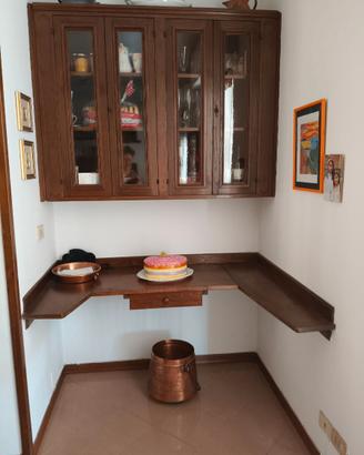 Vetrina e scrittoio sospesi