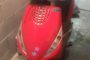 Scooter Zip Piaggio anno 2001 e parabrezza km 8388
