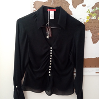 Blusa di seta nera