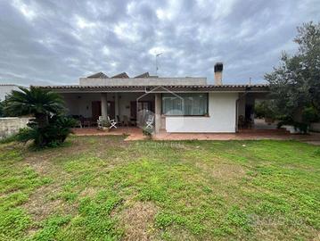 Villa con piscina e dependance