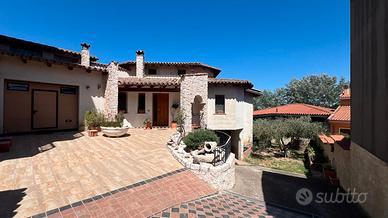 Guspini- Splendida Villa libera su quattro lati