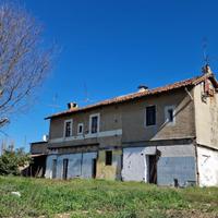 Cascinello da ristrutturare con giardino di 400 mq