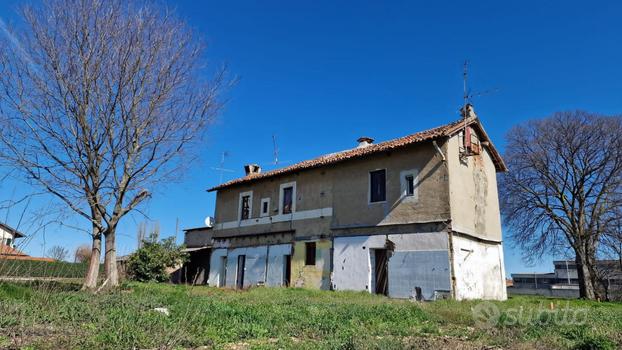 Cascinello da ristrutturare con giardino di 400 mq