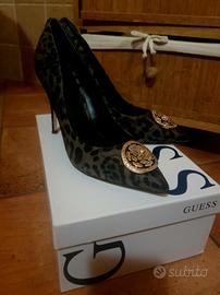 Décolleté motivo animalier Guess