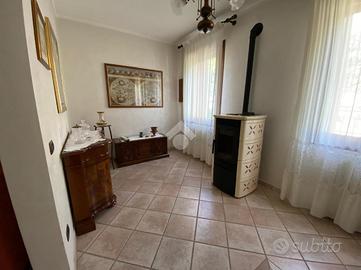 Casa indipendente ad Arre, con scoperto privato