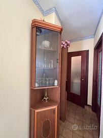 2 Vetrinette angolari in legno con vetro – ottime