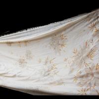 tenda da soffitto color crema con disegno floreale