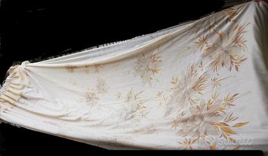 tenda da soffitto color crema con disegno floreale