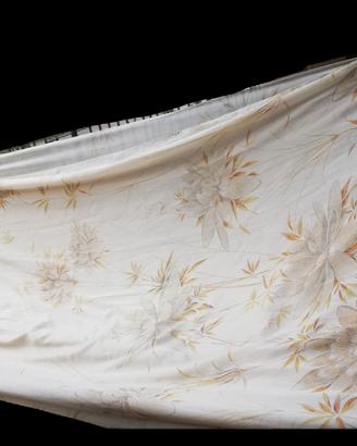 tenda da soffitto color crema con disegno floreale