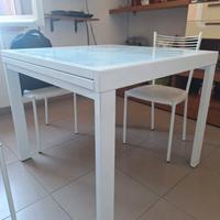 Tavolo vetro temprato + 4 sedie. Colore bianco.